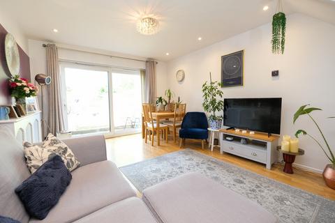 2 Harvel Close, Orpington, BR5 2QQ