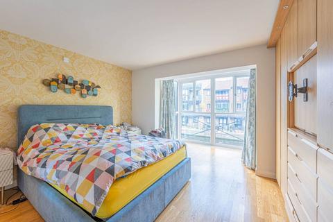 32 Lancaster Drive, London, E14 9PT