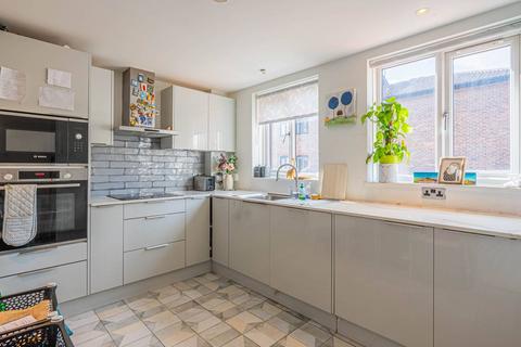 32 Lancaster Drive, London, E14 9PT
