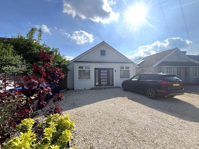 44 Pooley Green Road, Egham TW20 1 bed flat £1,100 pcm (£254 pw)