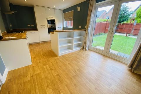 3 bedroom semi-detached house to rent, Shannon Close, Chorley PR7