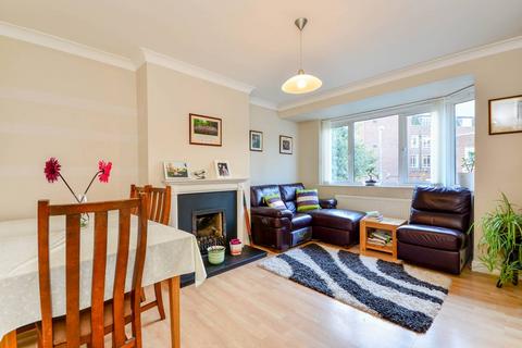 2 bedroom maisonette to rent, Grove Court, Grove Crescent, Kingston, Kingston upon Thames, KT1