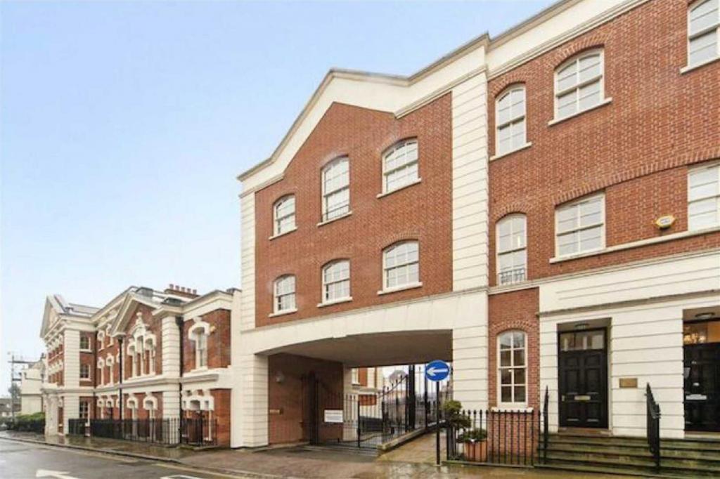 Streatley Place, Hampstead Village, NW3 3 bed townhouse to rent £