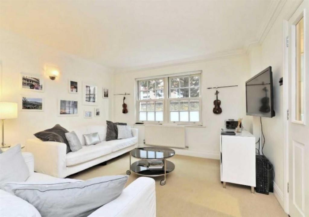 Streatley Place, Hampstead Village, NW3 3 bed townhouse to rent £