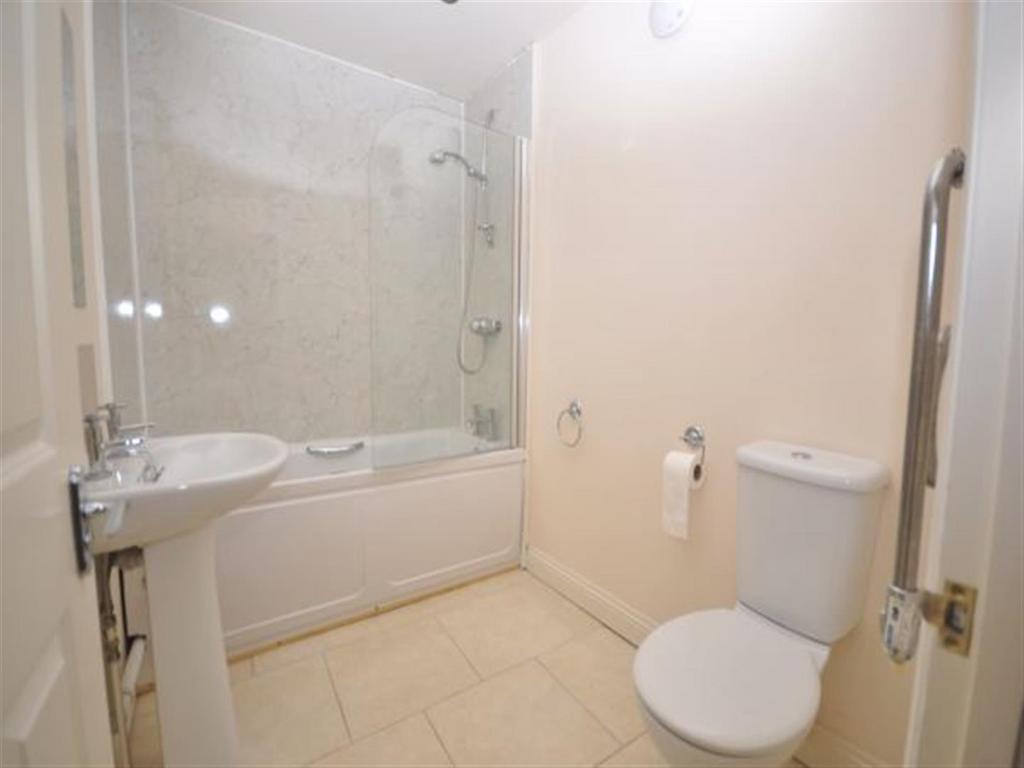 Bathroom   First Floor Flat