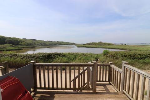 1 bedroom property for sale, Mudeford Sand Spit. Hut 260