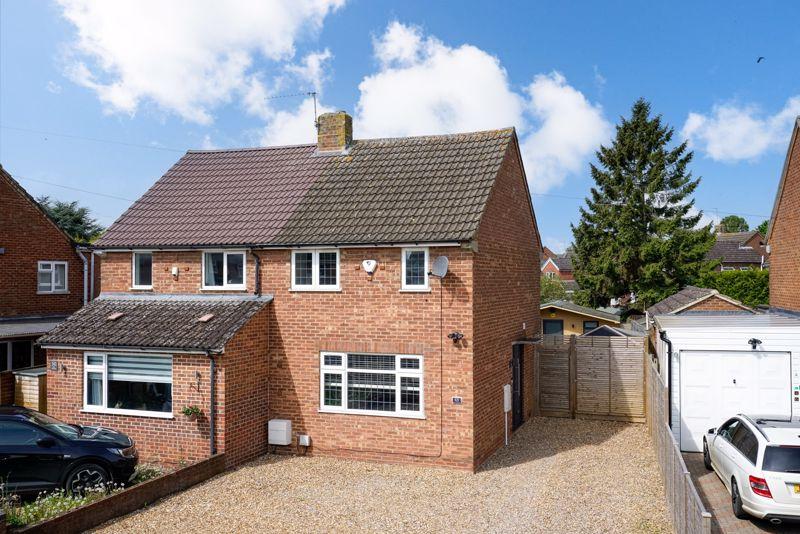 Elm Avenue, Caddington. 2 bed semidetached house for sale £350,000