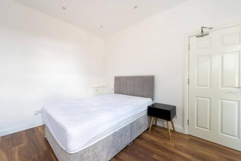 Studio to rent, Larch Road, Cricklewood, London, NW2