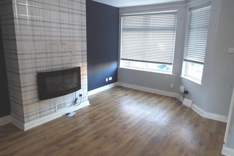 3 bedroom end of terrace house to rent, 18 County Road South