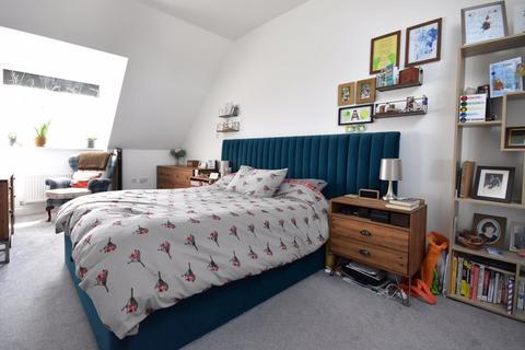 3 bedroom semi-detached house for sale, Pioneer Road, Farnham