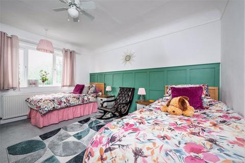 3 Meadow Hill, New Malden, KT3 5RQ