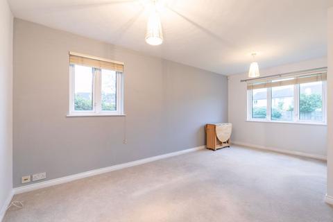 4 Parry Drive, Weybridge, KT13 0UU