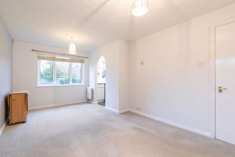 4 Parry Drive, Weybridge, KT13 0UU