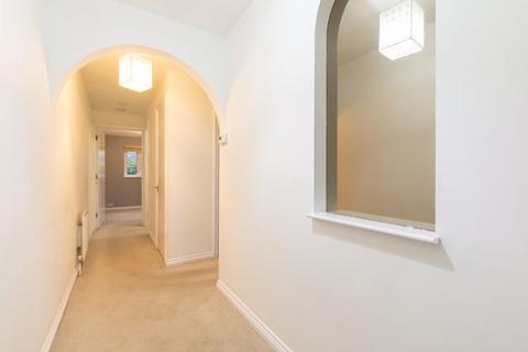 4 Parry Drive, Weybridge, KT13 0UU