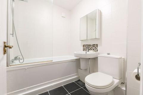 4 Parry Drive, Weybridge, KT13 0UU