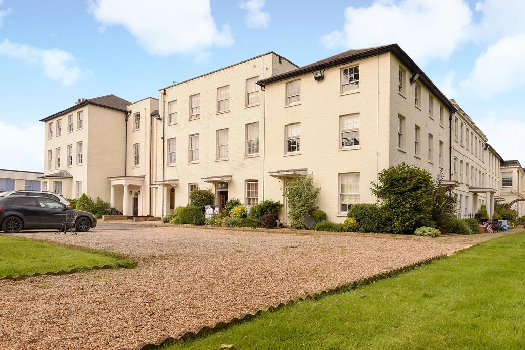 Moorcroft, Harlington Road, Uxbridge... 2 bed apartment to rent £