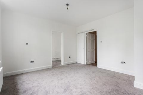 2 bedroom flat to rent, Mortimer Crescent