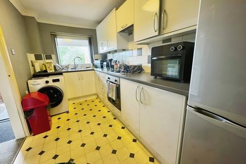 2 bedroom flat to rent, Stourbridge Road, B61
