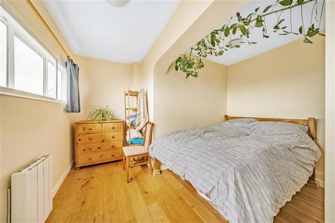 1 bedroom apartment to rent, Embassy Court, Brighton, BN1