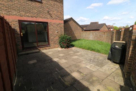 2 bedroom end of terrace house to rent, Lake View, North Holmwood