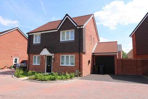 4 bedroom detached house to rent, Tanners Meadow, Brockham