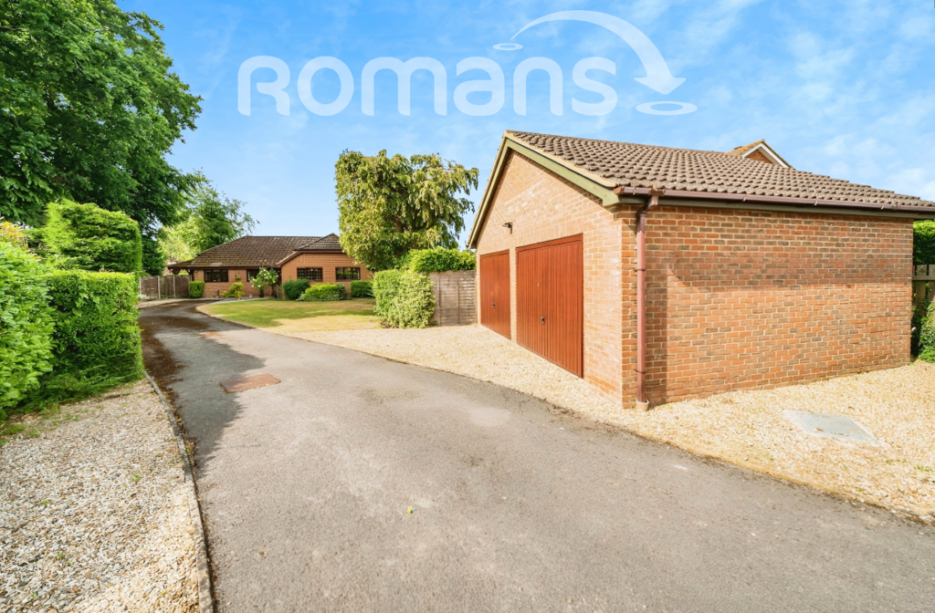 Thirlmere Close, Farnborough, GU14 3 bed bungalow £2,150 pcm (£496 pw)