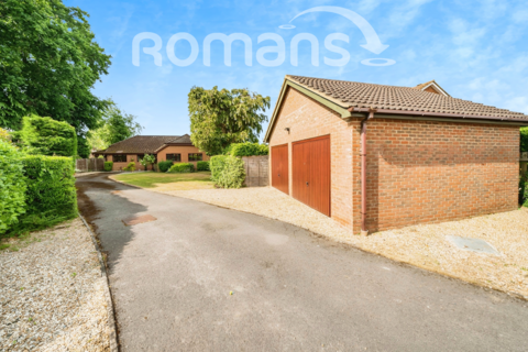 3 bedroom bungalow to rent, Thirlmere Close, Farnborough, GU14