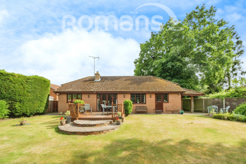 3 bedroom bungalow to rent, Thirlmere Close, Farnborough, GU14