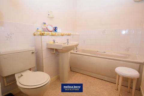 1 bedroom flat for sale, Charlton Avenue, Manchester M25
