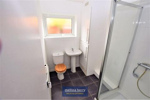 3 bedroom terraced house to rent, Gardner Road, Manchester M25