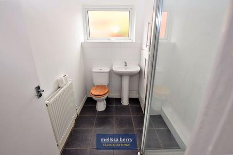 3 bedroom terraced house to rent, Gardner Road, Manchester M25