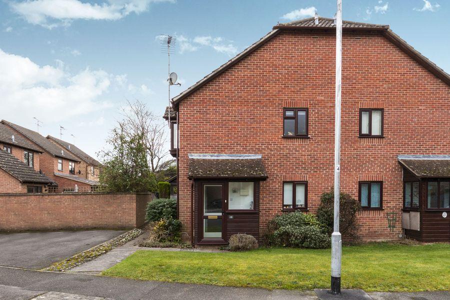 Vermont Woods, Finchampstead 1 bed end of terrace house £1,100 pcm (£254 pw)