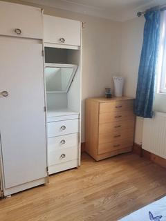 1 bedroom in a house share to rent, Large Single Room - 2