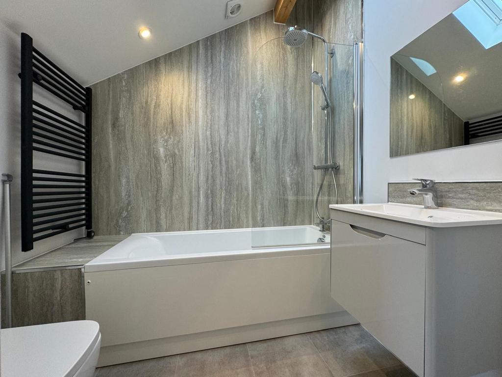 En-suite to second bedroom