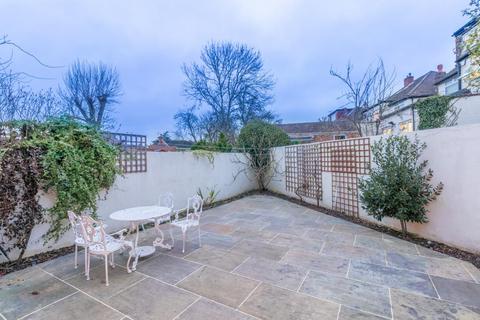 4 bedroom property for sale, Warwick Avenue, Edgware