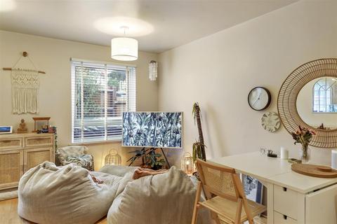 1 bedroom maisonette to rent, Ross Road, London
