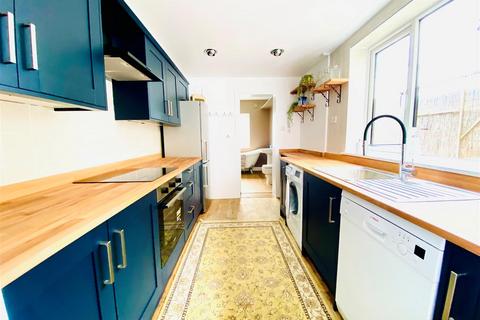 3 bedroom terraced house to rent, Holmesdale Road, London