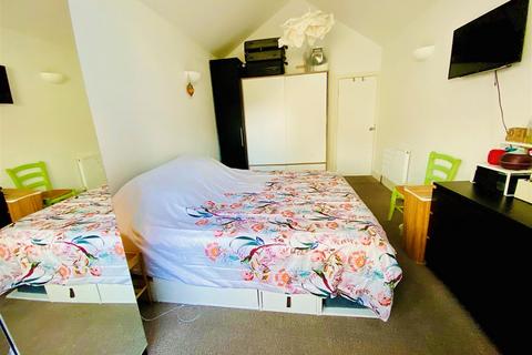 15b Suffolk Road, London, SE25 6EY