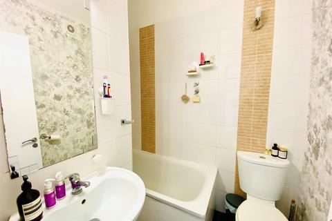 15b Suffolk Road, London, SE25 6EY