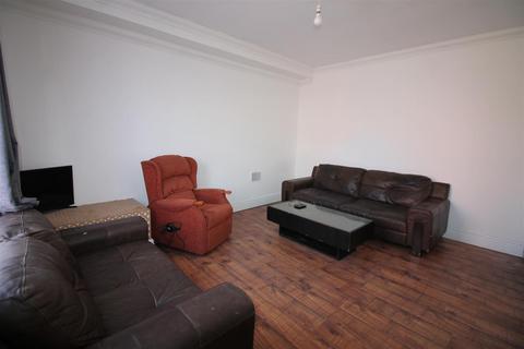 3 bedroom house to rent, Queens Road, Hyde Park, Leeds