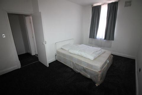 3 bedroom house to rent, Queens Road, Hyde Park, Leeds