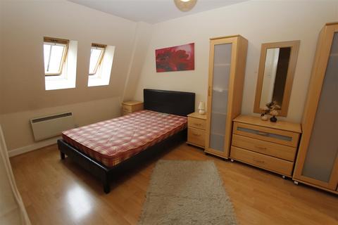 3 bedroom flat to rent, City Central, Wellington Street