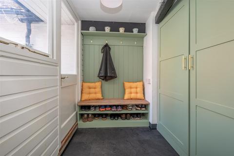 Tumbledown Cottage, 118 High Street, Henley-in-arden, B95 5BS