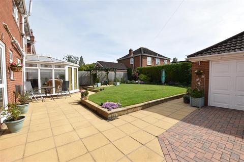 5 bedroom detached house for sale, Carlton Road, Healing DN41