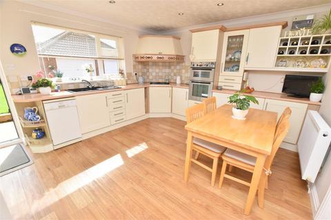 5 bedroom detached house for sale, Carlton Road, Healing DN41