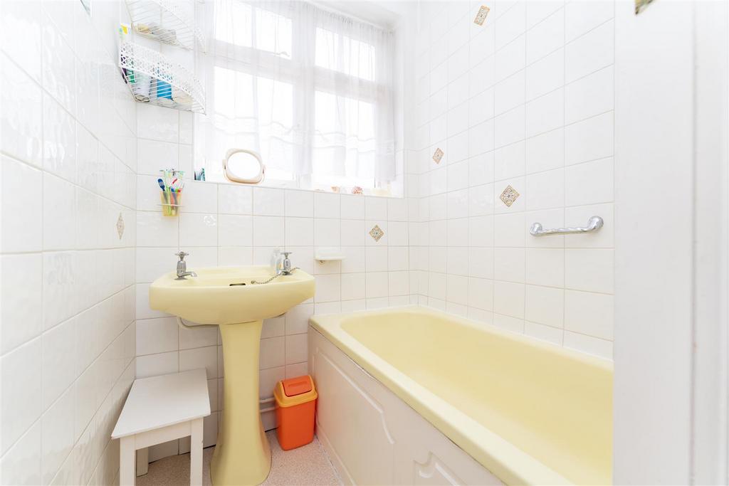 8 Highview bath.jpg