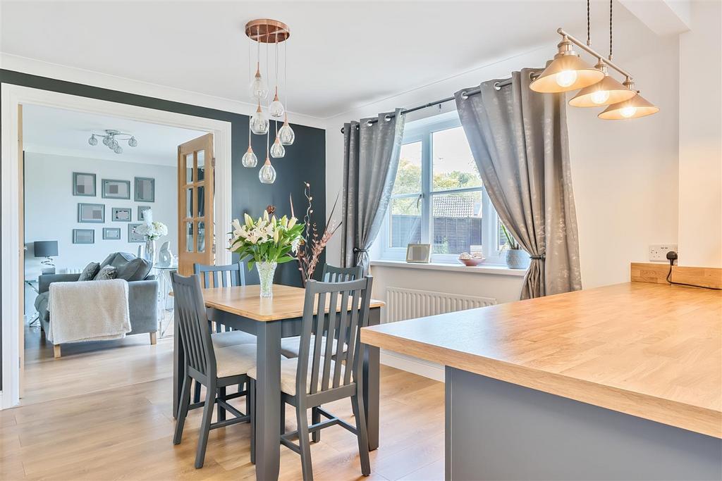 Harebell Way, Devizes 4 bed detached house for sale £450,000
