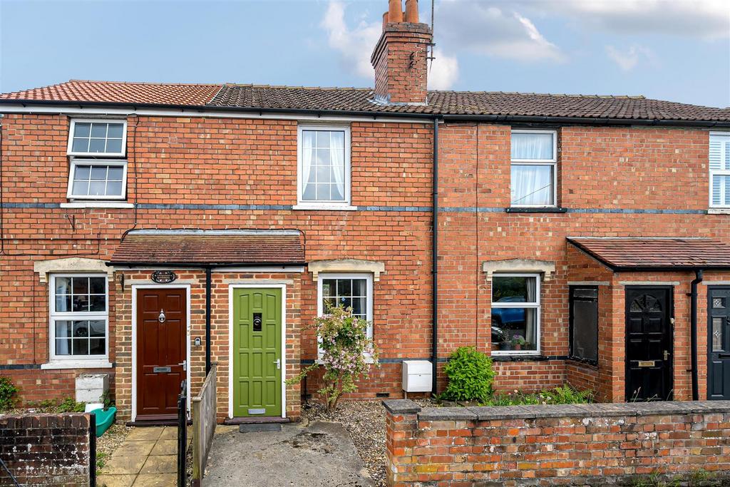 Roseland Avenue, Devizes 2 bed terraced house for sale £220,000