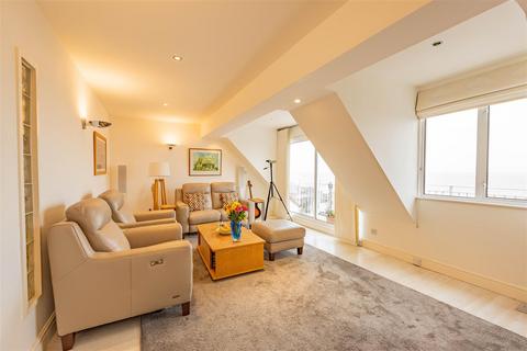 2 bedroom penthouse for sale, Belle Vue Court, Leigh Park Road, Leigh-On-Sea