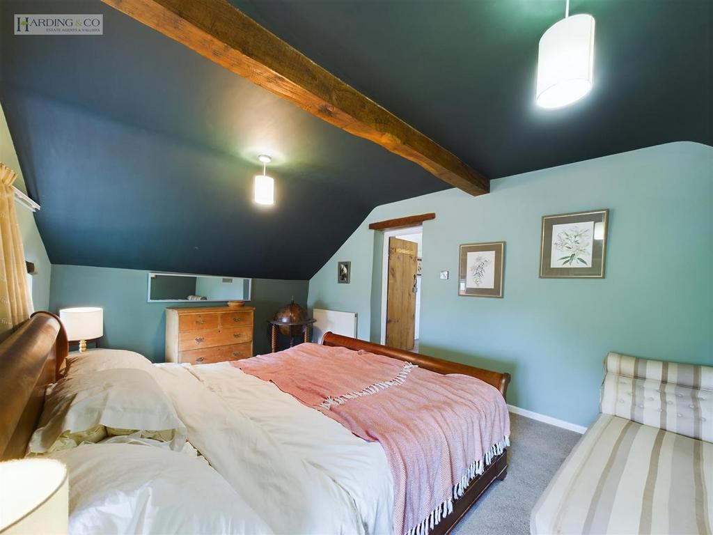 Bedroom 1 .4.jpg